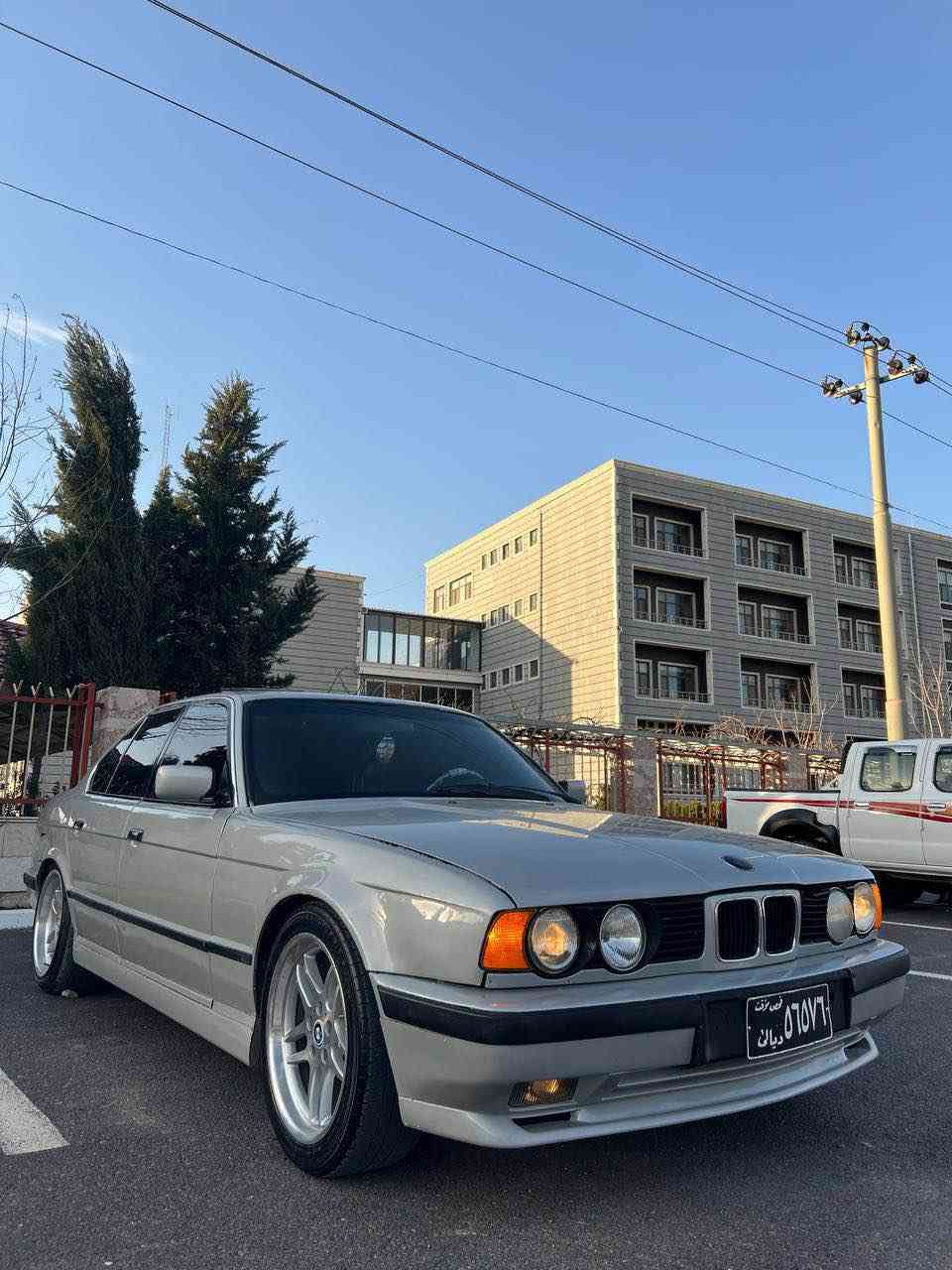 سلاو برایان  BMW 
بۆفرۆشتن 
مۆدیلئ ١٩٩١
٥٢٥ گیر حادی 
سەیارەکە بی حەیبە سلایتە
کامل کراوە بەM  
دوجام کارەبا
دەحمیکی سوکی هەیە بی ناو گرتن لای سەکن 
کامل بۆیاخ لەسەر ساخی بەس بۆ جوانی کراوەتەوە  
موسوبراوە بەشەرت سەیارەکە 
مەنەفیست ابراهیم خەلیل بەس  بەحلوج دەی فرۆشم مالی مەدەنیو دزیاری بەشەرت 
سەحری  ٣٢گەلاو مەحامەلە 
شوین رانیە 
رەقەم /*********** رانية, السليمانية
