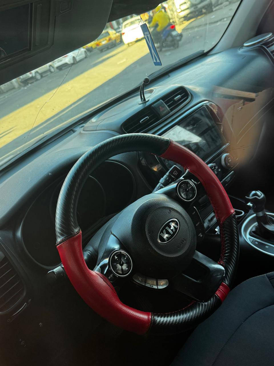 السلام عليكم كيا صول للبيع فقط موديل 2014 
كير او مكينه خير من الله 
السياره بيه مكانات صبغ ابيع حزلم بدون دواخل 
مواصفات السياره 3 وضعيات قياده فول تحكم ستيرن 
شاشه كامره دواره منضومه زنون اصليه شادله 
السعر 98 اوبيه مجال
مكاني الدوره *********** احمد متواجد واتساب
