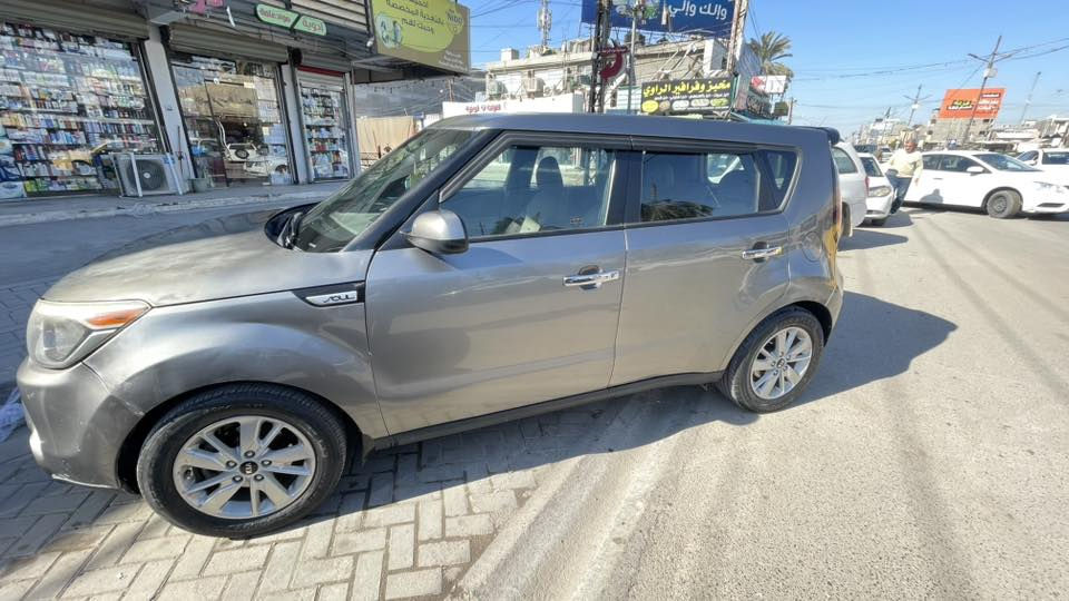 كيا صول موديل 2015 
حادثها بالبنيد بدون ايربالك وبارد بين الباب والجاملغ اليمنة على كد شبر 
مواصفاتها معروفة 
وتحتاج بس اعادة صبغ للبنيد 
سيارة مرتبة وكير ومكينة مكفولات 
السعر 107$ وبيها مجال 
عنواني بغداد - اليرموك 
***********
