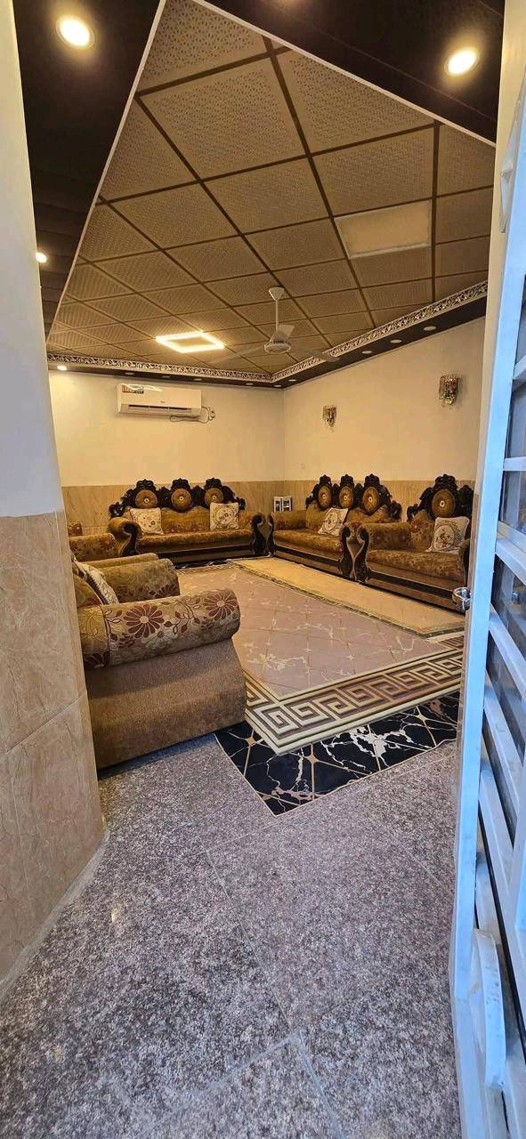 بيت للبيع بسيد اسماعيل طابقين أربع غرف نوم صالتين واستقبال ومطبخ وحديقه ودرج خارجي الطابق الثاني سند 25 المساحة 200 متر التواصل واتساب سعره 130 وبيه مجال
البيت على أي منطقة/حي بالضبط بسيد اسماعيل؟ وإذا ممكن تذكر أقرب معلم أو شارع حتى يكون الموقع أوضح للمشتري.: 
الفرع الرابع مخبز نور الهدئ
كم عدد الحمّامات والبرّادات/المغاسل والمخزن أو السرداب إذا موجود؟: 
حمامات منفصله  وغرفه سويت
الواجهة شنو اتجاهها؟ وعلى شارع رئيسي لو فرعي، وكم عرض الشارع تقريباً؟: 
فرعي  عرض الفرع 7متر
البيت بيه خدمات كاملة لو لا (ماء، كهرباء، مجاري)، وهل أكو شي ملاحظات أو شغل صيانة يحتاجه قبل السكن؟: 
خدمات كامله مي ومجاري و كهرباء وطني كل طابق نضام قاطع ومولده ذهبي