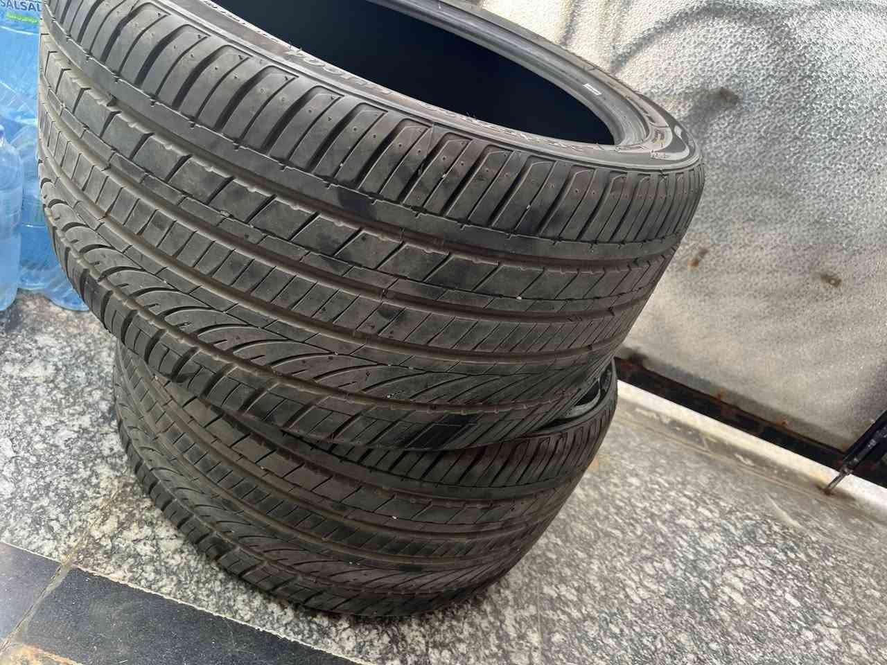 السلام عليكم 
زوج تايرات خلفيات حجم 315 استعمال شهرين فقط بعدهن جدد صناعه صيني ب امتياز يتحمل سرعه 300 للبيع عنواني بصرة 
***********

