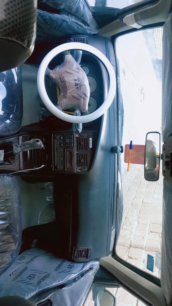 السلام عليكم
بيجو بارس موديل 13 سياره خير من الله ونضيفه اكثر من الصور ما بيها اي نقص كلها شغاله السياره كير ومجينه مكفوله حته من الضربه 
العنوان بغداد الشعله 
الرقم ‏‪***********‬‏
