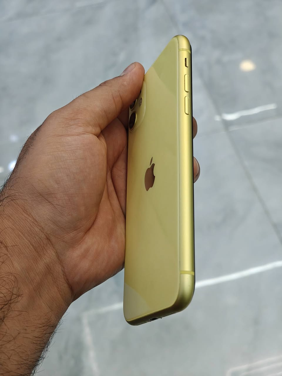 السلام عليكم ايفون 11 عادي ذاكرة 128gb نسخة الشرق الأوسط الجهاز الجهاز مكفول من كلشي غدا البطارية مبدلة اصلية درجة اولى السعر 260 و بي مجال بسيط 
مكاني بعقوبة 
*********** خاص او واتساب
