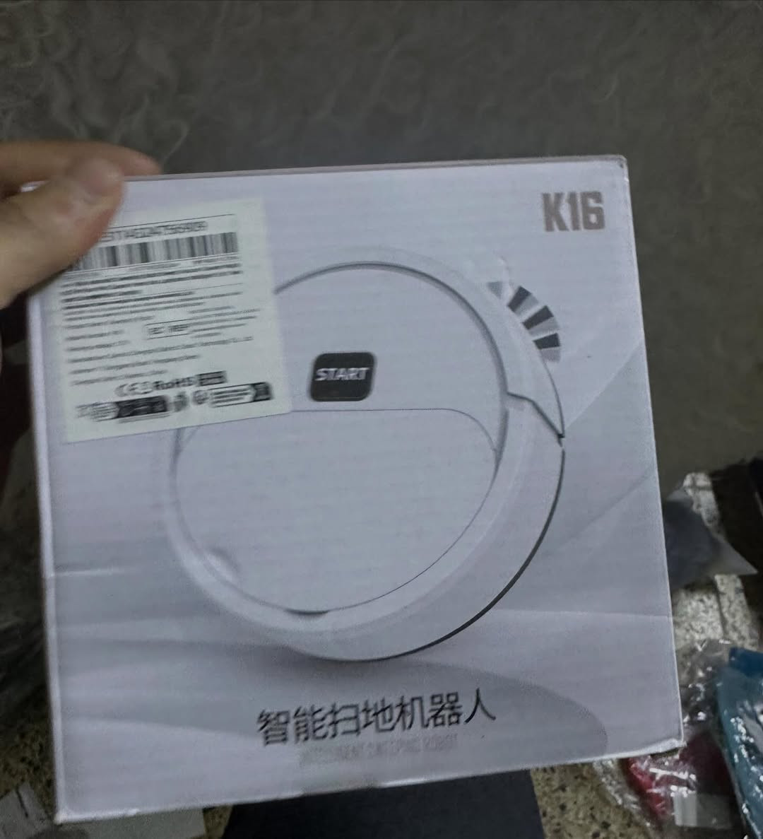 بناءً على الصورة المرفقة لهذا الروبوت (الموديل DA310)، إليك أبرز المميزات التي يوفرها هذا النوع من المكانس الذكية الاقتصادية:
المميزات الأساسية (3 في 1)
• الكنس والشفط والمسح: الجهاز مصمم للقيام بثلاث وظائف معاً؛ حيث يحتوي على فرش جانبية لجمع الغبار، وفتحة شفط للأتربة، وقطعة قماش (عادة ما تكون أسفل الجهاز) للمسح الرطب أو الجاف.
• التشغيل بلمسة واحدة: يتميز بسهولة الاستخدام العالية، حيث يعمل بمجرد الضغط على زر الطاقة الموجود في الأعلى دون الحاجة لإعدادات معقدة.
المواصفات التقنية
• البطارية: يعمل ببطارية سعة 1200mAh، وهي كافية لتنظيف الغرف المتوسطة قبل الحاجة لإعادة الشحن.
• التصميم النحيف: يتميز بارتفاع منخفض يسمح له بالدخول تحت الأثاث، الأسرة، والكنب لتنظيف الأماكن التي يصعب الوصول إليها يدوياً.
• مستشعرات ذكية: يحتوي على حساسات أساسية تساعده على تغيير اتجاهه عند الاصطدام بالعوائق (مثل أرجل الطاولات أو الجدران).
نقاط إضافية
• مستوى الضوضاء: عادة ما تكون هذه الموديلات هادئة نسبياً مقارنة بالمكانس الكهربائية التقليدية.
• أنواع الأرضيات: مثالي للأرضيات الصلبة مثل (السيراميك، الرخام، الباركيه)، ولكنه قد يواجه صعوبة مع السجاد الكثيف جداً.


**إذا كنت صاحب هذا الإعلان وتريد حذفه لأي سبب، رجاءا أرسل رسالة إلى الدعم الفني**