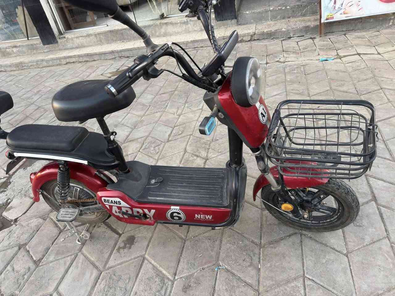 السلام عليكم
دراجه شحن حجم 14
دراجه نضيفه استعمال شهر  واحد 
4بطاريات 
السرعه 40 حقيقي 
دراجه نضيفه يرادلها بس غسله 
السعر ٣٥٠ الف 
بكاني بغداد الجديده 
رقم الهاتف ***********
