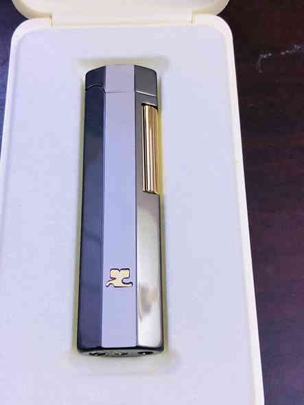 قداحة كوريج باريس (Courrèges paris) 
حجر وطلاء ذهب. نقشة مميزة 
خمس الوان جميلة 
انتاج الثمانيات 
حجر - غاز    
لوك غير مستعملة 
مع العلبة الأصلية 
السعر ١٠٠ الف 
للاتصال ***********
