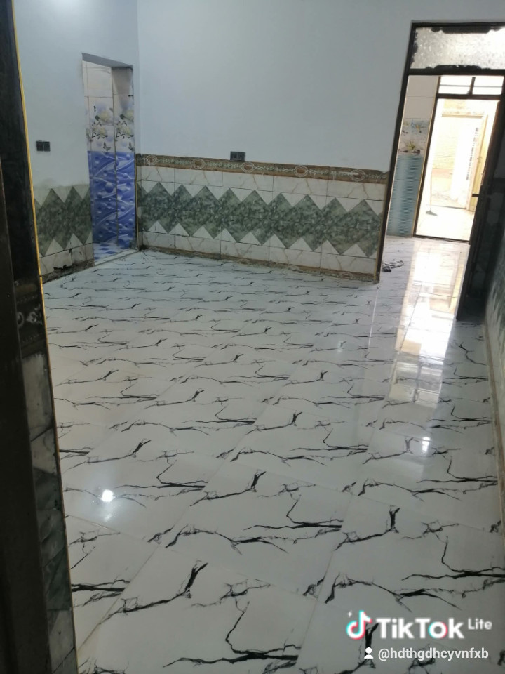 بيت للبيع مساحه 100 متر يحتوي على غرفة وصاله ومطبخ وستقبال وصحيات عدد 2 يبعد عن الشارع العام 100 متر العنوان شارع الصب عمود 321  قرب مدرسة اولياء الصالحين لاستفسار ***********
