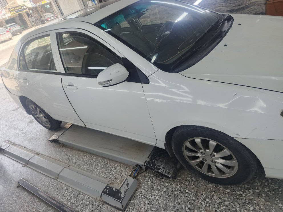 السعر 37 ورقة وبيها مجال 

🚗 *للبيع | بي واي دي G3 موديل 2013* 🚗

✅ موديل: 2013
✅ اللون: أبيض
✅ الرقم: بغداد ألماني - مشروع وطني - بأسمي 

✅ المحرك والكير: مبدل جديد مال كورلا

📌 الفحص والهيكل:
تبديل جاملغ أمامي
صبغ بداية البنيد فقط

✨ المواصفات (فول مواصفات):

✔️ تحكم بالستيرن
✔️ حساسات خلفية
✔️ شاشة
✔️ بصمة تشغيل
✔️ كشنات جلد
✔️ فتحة سقف
🔧 السيارة تعمل بحالة جيدة وجاهزة للاستخدام اليومي

💰 السعر: 37 ورقة وبيها مجال بسيط للجادين

📍 العنوان: بغداد / حي الجهاد
📞 للاستفسار: ***********
