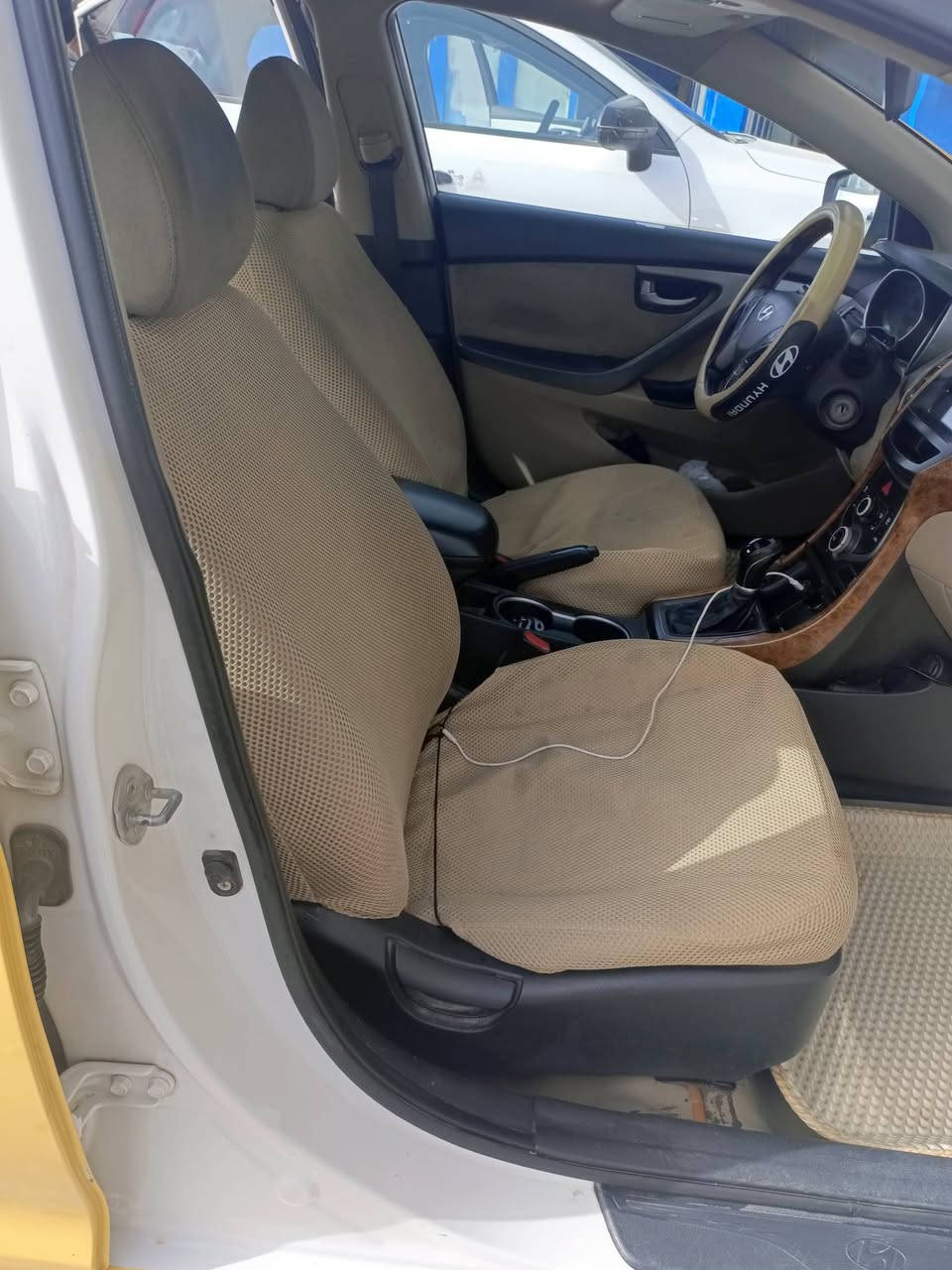 السلام وعليكم
لبيع النتراه خليجي 2015 فول موصفات عده البصمه 
  رقم بغداد مكفوله كفاله عامه 
سياره بسمي مصفره هيه وغرمات وسنويه ال 27
مكينه جديده وكير وصدر جاهزه لشارع مباشرته
  وتبريد قطعتين ومري شفط وفتحه سلايد 
سياره مسويله سيرفس كامل مال جناي 
مكان سياره بغداد الدوره السعر 125 وبيها مجال
 رقم تلفون ***********
