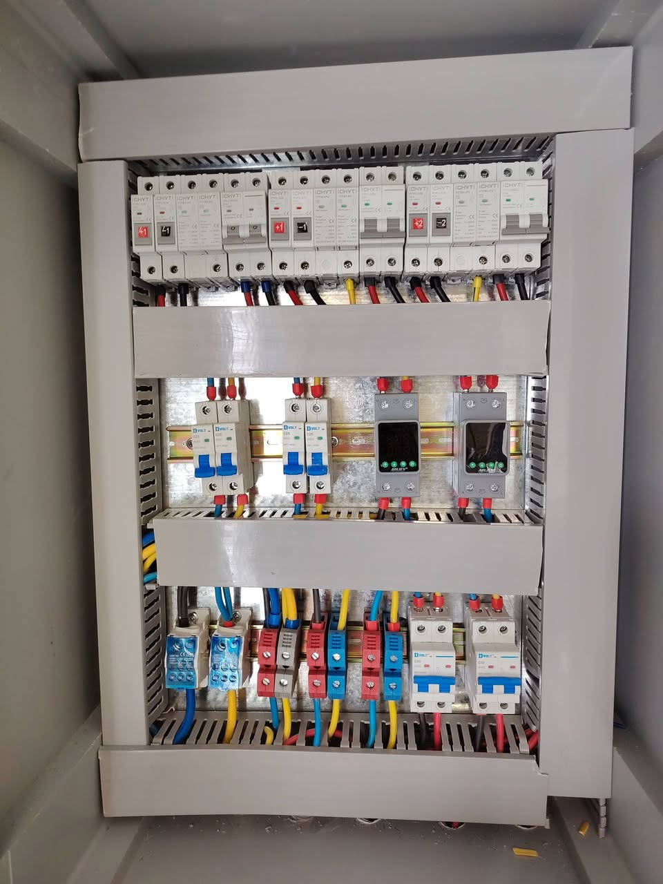 من بغداد 
تم تجهيز موقع مستبوشي التفاني للتبريد 
بمنضومه طاقه شمسيه
 بمقدار 40A نهاري و 30Aليلي 
بالاعتماد على 
1- انفيرتر ماركه هاي بور 11kw عدد 2
2- بطاريه 15.5kw عدد 2 
3- ألواح لونجي 620w عدد 20 
مستعدون لتجهيز وتنصيب منضومات الطاقة الشمسية في جميع المحافظات وبأعلى جوده ممكنه 
للحجز و الاستفسار تواصل واتساب
قسم الصيانه/***********
قسم المبيعات/***********
