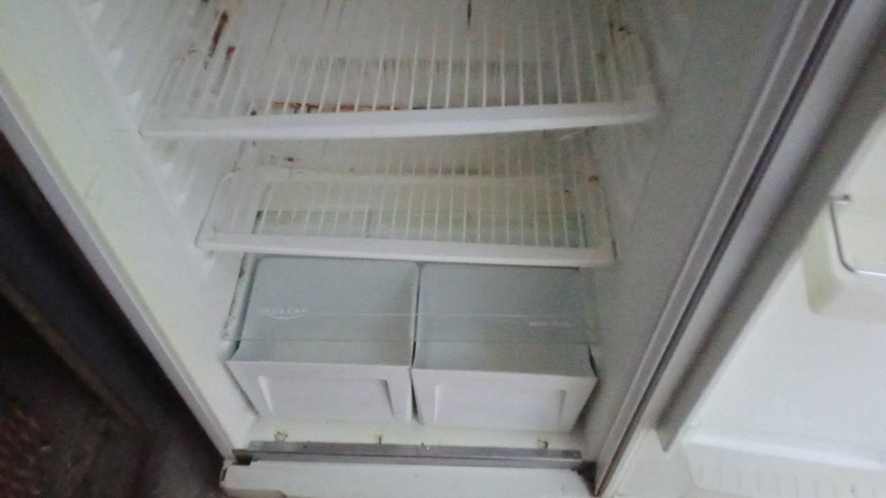 السلام عليكم ثلاجة للبيع حجم الكبير سعرهة 250وبيهة مجال للاستفسار *********** موجود واتساب
