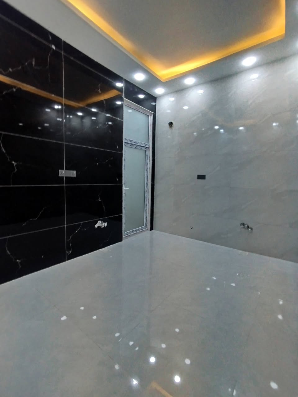 🏠 بيت للبيع في حي الوفاء 🏠
المواصفات:

​المساحة: 100 متر (بناء جديد - طابقين).

​الموقع: حي الوفاء، شارع 10.

​التفاصيل: 3 غرف نوم، أرضيات بورسلين، سقوف جبسون بورد، أبواب تركية درجة أولى. السعر 175 مليون

​للتواصل والاستفسار:

📞 ***********

📍 مكتب العوادي العقاري - النجف الأشرف - حي السلام (مقابل جوهرة العرب).
