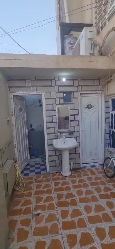 .بيت للبيع منطقة ابو رمانه خلف مركز الشرطه المساحه ١٣٠ قاطين الأرضي صحيات حمام خارجي وداخلي واستقبال ومطبخ وصاله وغرفه . والقاط الثاني ٣ غرف . السعر و الاستفسار الاتصال على هذا الرقم ***********
