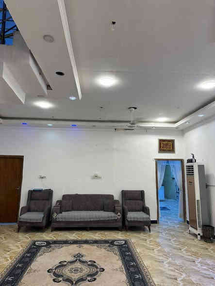 بيت للبيع بياسين خريبط مساحه 240  مالك صرف طابقين 6 غرف وصالتين ودوانيه ومطبخ وصحيات 5 وغرفه بيهه حمام حديقه حلوه وكراج سياره بيت حلو مرتب نقصه فقط واجهه موقعه في زون الثالث قرب مشتل النرجس موقعه حلو كلشي قريب علي السعر 485 وبي مجال مكاني بصره ياسين خريبط هاذ رقمي ***********
