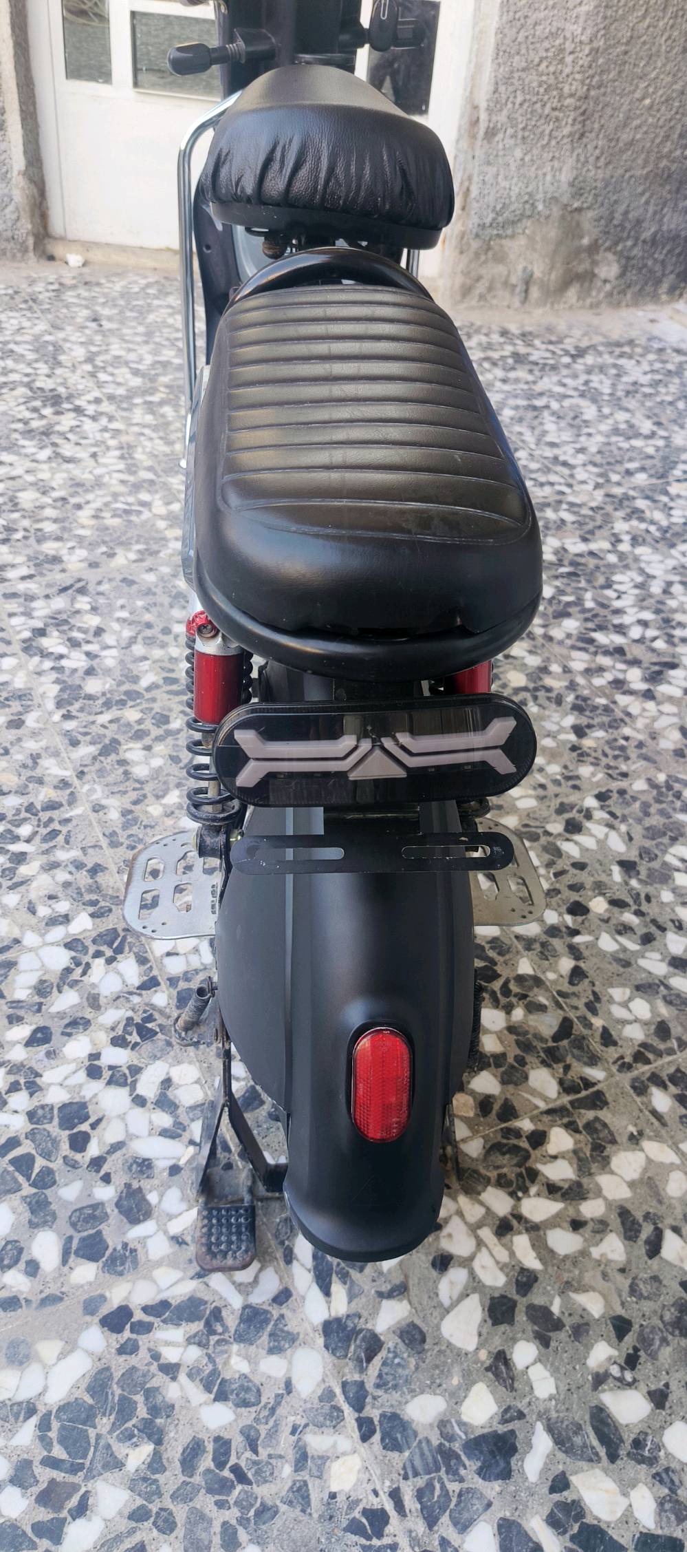  دراجة شحن حجم الملف 1500W السرعة القصوى 60 
5 بطاريات 24 امبير تمشيك 45 كيلو بالشحنة الوحدة
مستعملة قليل
جميع قطعها متوفرة 
سعر الدراجة 280 الف و بيها مجال
مكاني بغداد الشعب شارع الصحة
تواصل واتساب ***********