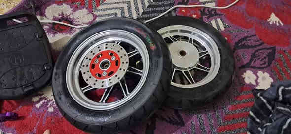 سلام عليكم قطع تزويد كامله يرهم علا دراجه ١٢٠ دبل زوج بدون فج وملقط ب٢٥الف
فج بريك ب٥الاف
ملقط كيلو متر بنفجي ب٣الاف
صونده عمبار بريك وردي ب٥الاف
براغي فلنجه ب٥الاف 
فلنجه ب٥الاف
ويل زوج بدون فلنجه وبراغي فلنجه ب٣٠ الف
تايرات جديدات لوك بابها اي بنجر او ركعه ٢٥الف
سيبايه كاسحه كامله هيه ورواسط ١٠الاف
شيال تزويد بنفسجي ٢٠الف
سيبايه امامي ماكس بوليس ٥الاف 
اخوان لسعار ثابته وجوه سوك وين ما تروح ما تلكه هيج اسعار
مكاني مدينه وهاذه رقمي *********** اسف علا اطاله
