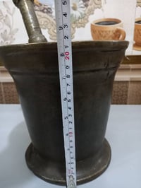 هاون حجم كبير وثقيل الوزن تقريبا١٣.٥كيلواالارتفاع ٢٢سم والعرض ٢١سم وال...