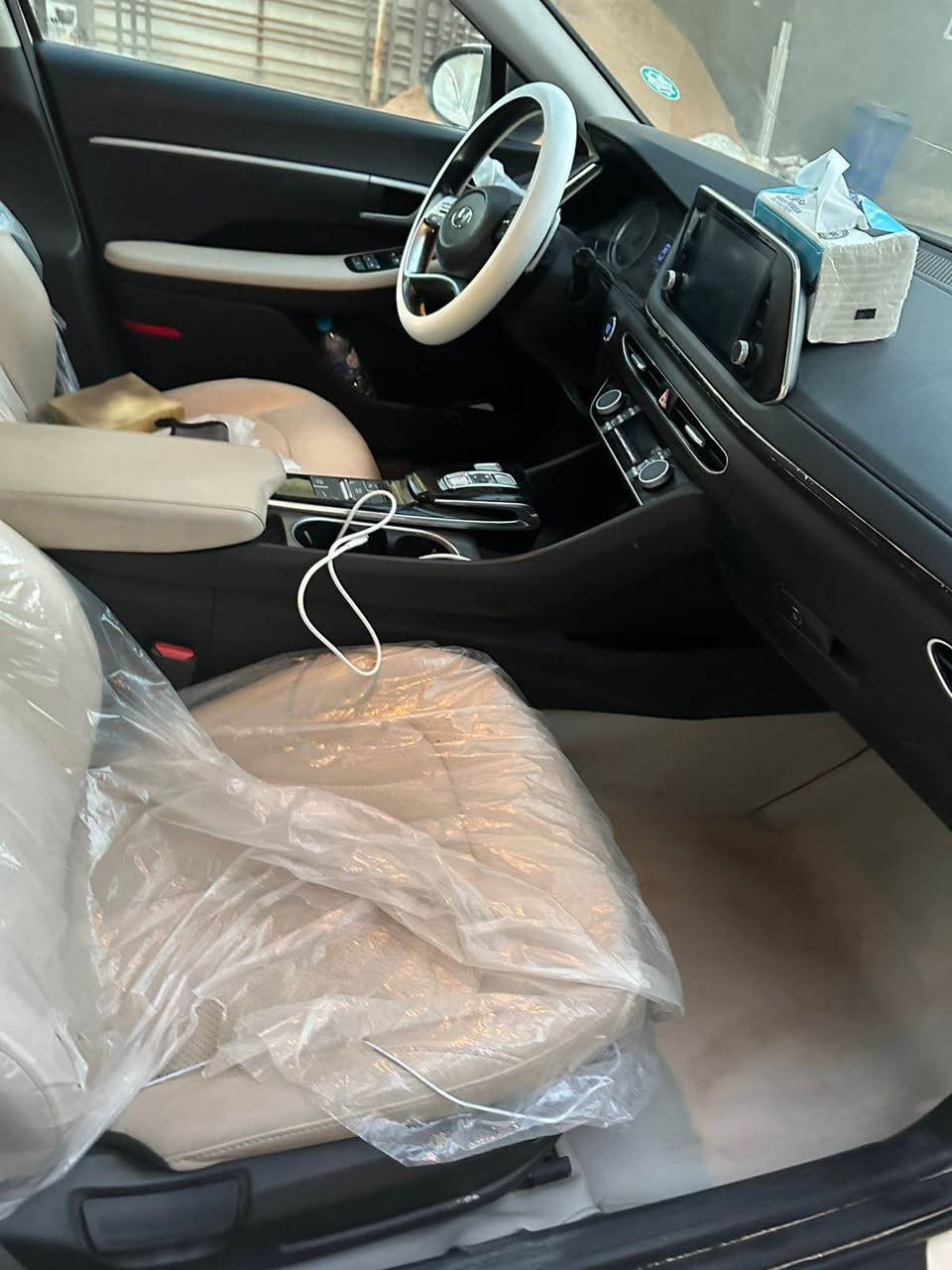 السلام  عليكم 
سوناتا موديل 2023 اصل رقم الجديد 
هايبرد تكسي دبي مصبوغه عام تغير لون
ماشيه 112km 
السياره جاهزه بدون نقص كير مكينه حداده تبريد كله تمام 
بس تحتاج صبغه جديده لان ماصبغيها عدل بـ الإمارات. 
السعر 128 وبيه مجال قليل 🙏🏻 
السكن البصره التنومه. 
رقم الهاتف *********** البصرة, العراق
