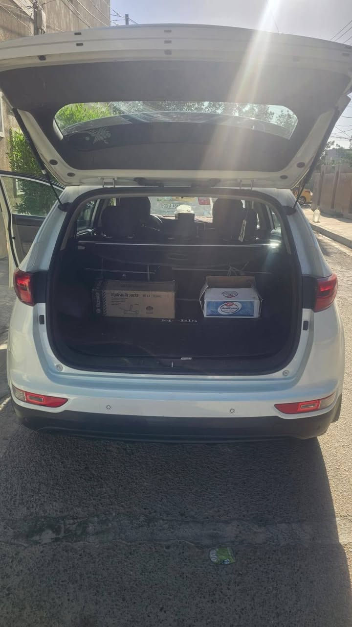 السلام عليكم شباب البيع كيا اسبورتج سياره نضيفه ما عدا الطعجه الي بل جاملخ الورا طعجه اصغيره موديل 2017 ماشيه 103 السياره سعرها 180 وبي مجال الشراي موجود خاص مال فيس ول رقم*********** وبل عافيه عل يشتريها
