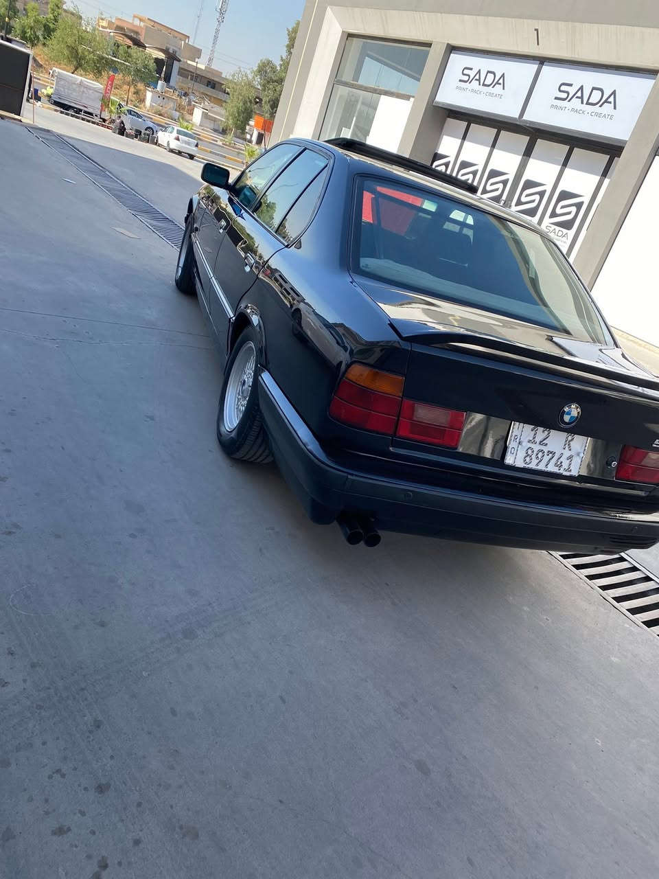 بائم للبيع 525
موديل 1992
مصبوغ عام للجماليه 
بدون لاطخه ولا معجون 
بجم عريض 
 تبريد شغال 
فتحت سقف 
كشنات كهرب 
السياره فول كلها وضع شركه 
طخم جديد تايرات جديد باتري جديد 
شرط المكينه لاصرف ولانفخ 
مكان السياره موصل ايسر 
السعر 
التواصل مع الصاحب السياره على رقم 
***********
***********
