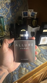 مستحضرات تجميل • مكياج