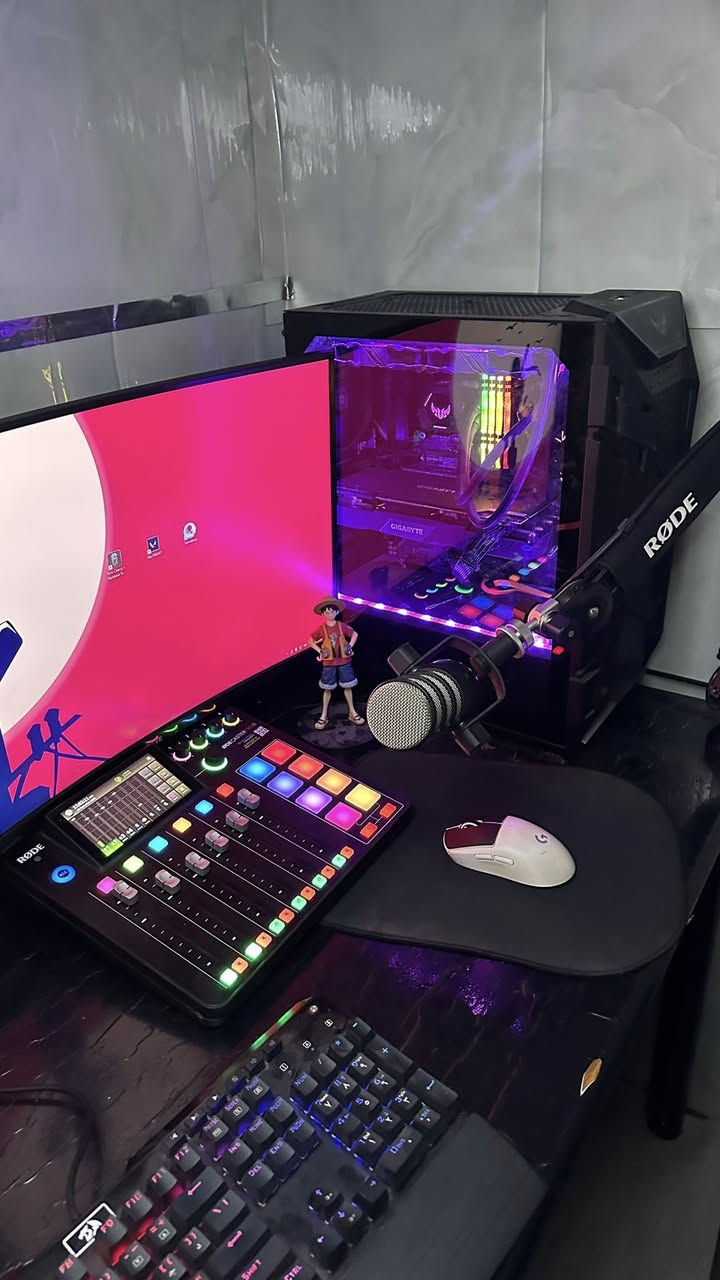 للبيع: سيت أب صوت احترافي  من شركة RØDE 🎙️
• المكسر: RØDECaster Pro II (الوحش مال الصوت، يعطيك تحكم كامل، مكسينج، ومؤثرات خرافية).
• المايك: RØDE PodMic (صوت دافئ ونقي وعزله للضوضاء كلش قوي).
• الستاند: ذراع (Arm) مايك احترافي من RØDE (حركة سلسة وثبات عالي ع الميز).
تواصل واتساب ***********
