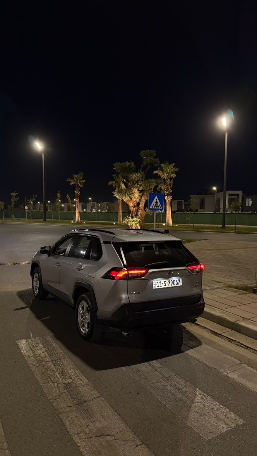 السلام عليكم راف فور موديل 2021 فئه XLE  فول مواصفات 
الكاميرا الخلفية

الكاميرا 360

باب خلفي كهربائي

تدفئة المقاعد

مستشعر وقوف السيارات

شاشة

فتحة سقف

وسائد هوائية 2

مقاعد كهربائية

مصابيح زينون أمامية

الوسائد الهوائية 8

البدء عن بعد

أبل كاربلاي

ذاكرة المقعد

تبريد المقاعد

رادار

عجلة القيادة ساخنة

مراقب النقطة العمياء  
شاحن لاسلكي

مصباح ضباب

مصابيح أمامية LED

مساعد صعود التلال

مثبت السرعة

أندرويد أوتو

تبريد خلفي

 حادثه جاملغ صبغ  و شويه بالبنيد فقط  بدون ايرباك ( يعني  الايرباك مطاك )  شواصي لغد كلها مكفولات 
 العنوان بغداد اليرموك ***********