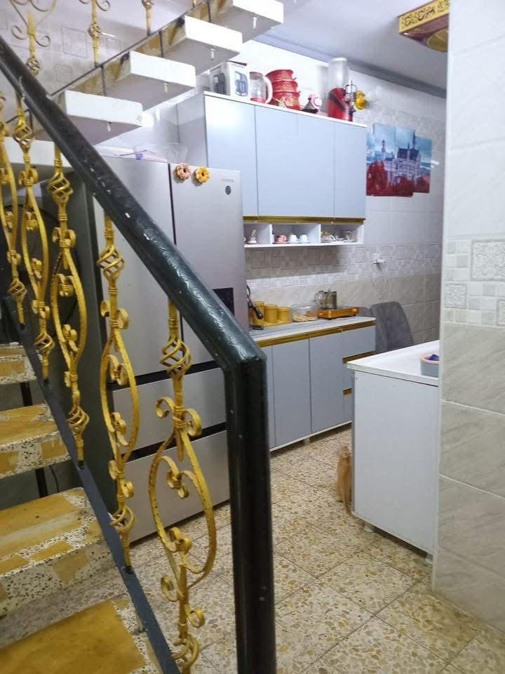 السلام عليكم بيت للبيع ملك صرف المساحة 80متر واجهه 4نزال21 الشعب حي التجار العقاري الثانيه يتكون من :
غرفه نوم واستقبال ومطبخ حار وبارد وحولي وخدمات
الطابق الثاني غرفتين وخدمات مع سطح خلفي وامامي 
للأستفسار اكثر على الرقم التالي 
***********
