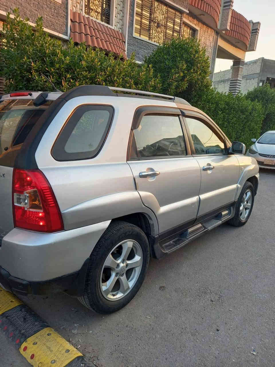 سبورتج موديل ٢٠١٠ فول مواصفات مكفولة من كلشي بدون قطرة صبغ رقم بغداد بأسمي مكانها بغداد 
فتحة سقف سلايد روف 
كشنات جلد 
كشنات كهرباء 
تدفئة بالكشنات 
مري شفط 
تحكم ستيرن
مكينة ٢٠٠٠ دوش 
رايدها ب ١٣٥ و بيها مجال 
*********** مكلف بالنشر
