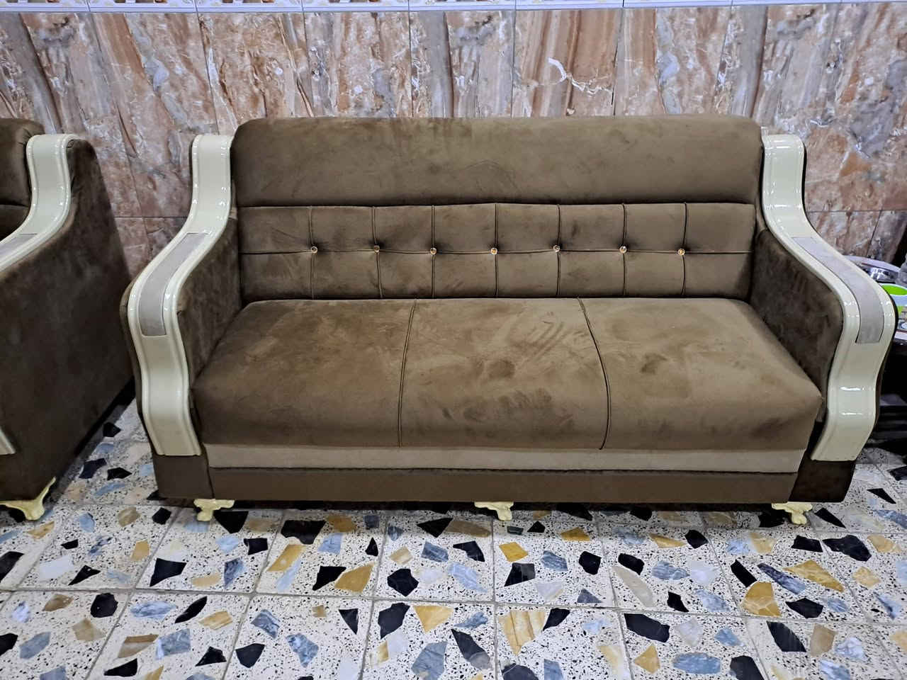 ورشة صلاح الكناني لتصليح و دوشمة وتغيير القماش والإسفنج لجميع انواع التخومة والديوان  نشتغل بجميع انواع الاقمشة حسب اختيار الزبون قماش تركي درجة اولى  وسفنج مميز اول للاستفسار الاتصال على الرقم *********** يوجد واتساب
