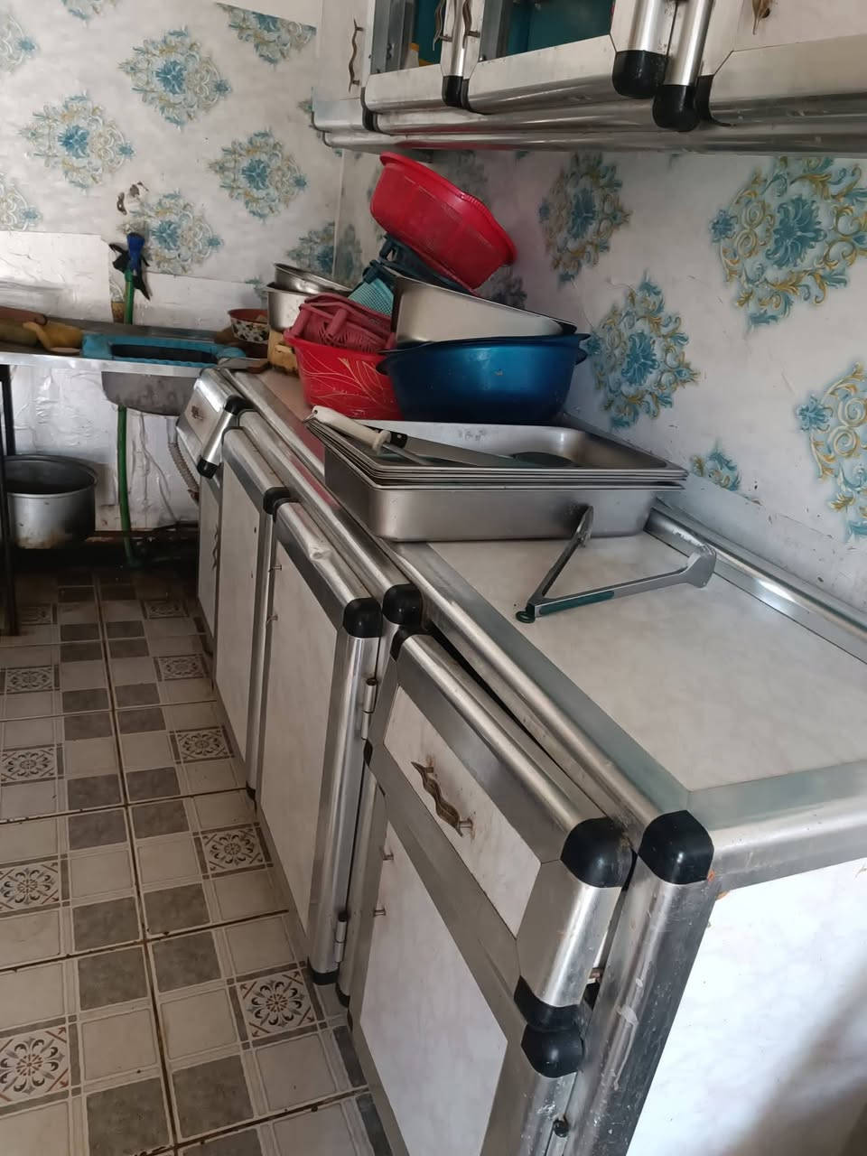 كونتر للبيع طابقين نضيف سعره اب 120 وبي مجال رقم ***********
