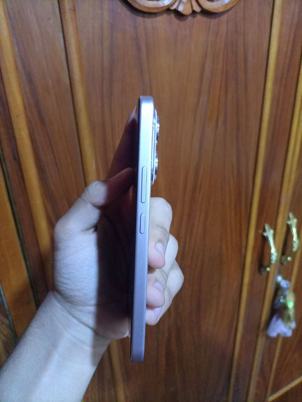 السلام عليكم ورحمة الله وبركاته هونر 400 جهاز نظيف جداً تجي وتشوفه صارلي شهر ونص من مشتريه، اشتريته 480 واريده 425 وبي مجال الشراي الذاكرة 256 العنوان الحيانيه الثالثه خلف جامع سيد نعمه الشوكي الرقم *********** مواصفات الجهاز بمواصفات قوية تشمل شاشة AMOLED بمعدل تحديث 120Hz، ومعالج Snapdragon 7 Gen 3، وكاميرا رئيسية 200MP، وبطارية ضخمة 6000mAh مع شحن سريع 100W، بالإضافة لدعم 5G، وذاكرة وصول عشوائي (RAM) تصل إلى 12+12 جيجابايت، ويعمل بنظام Android 15 بواجهة MagicOS 9، ويتميز بمقاومة للماء والغبار (IP66) ومكبرات صوت ستيريو وتصميم متين معتمد ضد السقوط.
