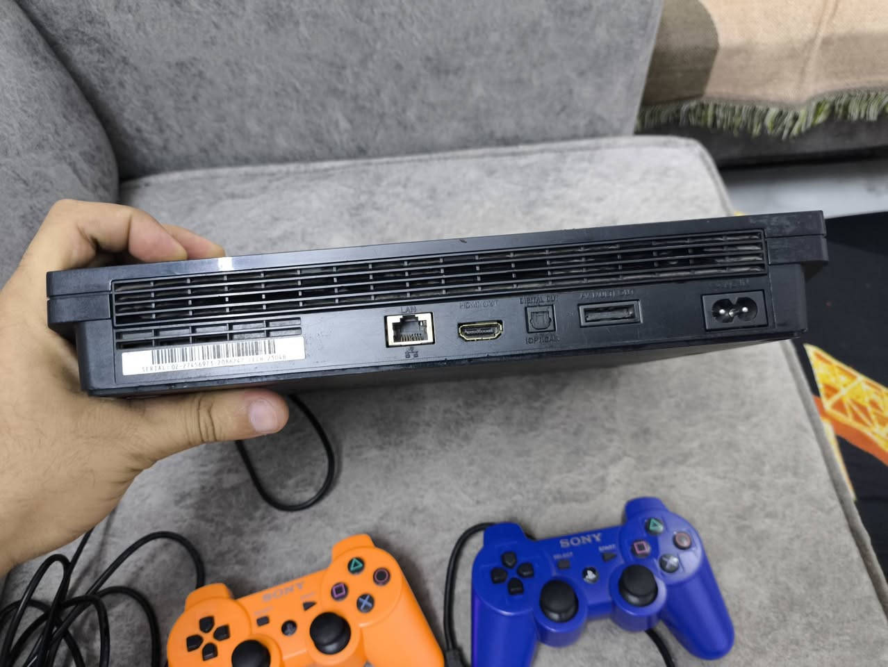 📢 للبيع بلاي ستيشن 3 سليم (PS3 Slim) مع ملحقاته - (فيه عطل عدم عرض الصورة)
للبيع جهاز PS3 Slim لأصحاب محلات الصيانة أو المهتمين بالتصليح والاستفادة من الألعاب والملحقات الضخمة. الجهاز يعمل باور بشكل طبيعي ولكن لا يخرج صورة على الشاشة (محتاج صيانة لمدخل الـ HDMI أو آيسي الصورة).
📦 الملحقات ومحتوى الألعاب المشمولة (كما في الصورة):
جهاز PS3 Slim (يحتوي داخلياً على 3 ألعاب مخزنة).
هارد خارجي توشيبا (Toshiba) بسعة 500 جيجابايت: متروس ومحمل بأكثر من 60 لعبة من أقوى ألعاب الـ PS3 جاهزة فوراً.
يد تحكم (جويستيك) عدد 2: باللونين البرتقالي والأزرق.
كابل الباور الأصلي + كابل شحن اليد (USB).
خلي سعرك وبالعافيه
مكاني حي الجهاد ويوجد توصيل 
رقم الهاتف ***********
