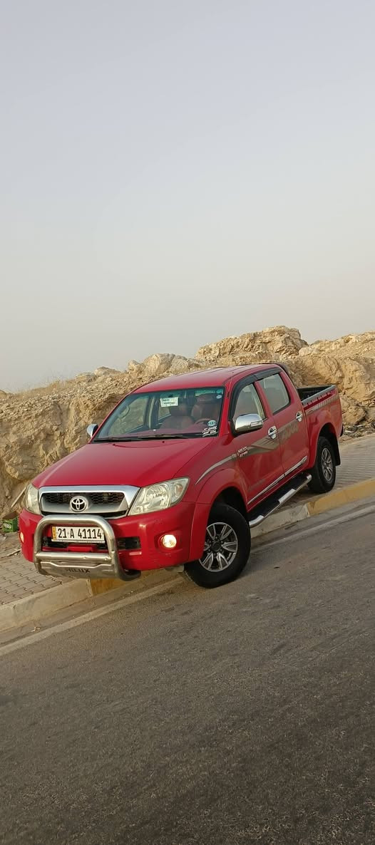 🚗 تويوتا هايلوكس (TOYOTA HILUX) موديل 2009 للبيع 🚗
​السيارة بحالة ممتازة جداً وجاهزة للاستخدام فوراً، ومكفولة من كل النواحي. المواصفات والتفاصيل أدناه:
🚗​الموديل: 2009
🚗​الوضع القانوني: كلين تايتل (Clean Title)، سيارة نظيفة جداً وبدون أي حوادث.
🔴​الصبغ: مكفولة من الصبغ (بدون صبغ).
🔵​المحرك والـقير: مكفولين بشرط الفحص کیر اوتوماتیك (كير ومحرك نظيف جداً). 
🔷​التبريد: تبريد ثلج ومكفول 100%.
​الأوراق والتحويل: سیارة رقم سلیمانیة  الغرامات والتحويل بشرط وجاهزة للتحويل المباشر باسم المشتري.
🔶 سیارة عدها دفتر بانزین
🔷​المميزات الإضافية: دفع رباعي 4x4، محرك سعة 2.7 لتر، شاشة داخلية مع إضاءة ليد (LED) داخلية مميزة باللون الأحمر، مع دعامية أمامية حديد لحماية السيارة.
​📍 الموقع: [كركوك]
📞 للتواصل والاستفسار: [ ***********-***********] أو المراسلة على الخاص. كركوك, العراق
