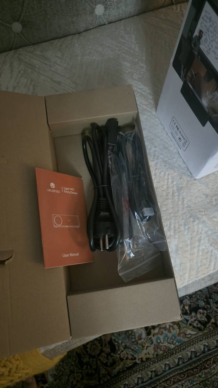 نوع VEVSHAO، وبالتحديد الموديل A25.
يعمل بنظام أندرويد ويدعم واي فاي، مما يجعله ذكياً وقابلاً للاتصال بالإنترنت. 

يوفر دقة عالية تبلغ 1080 بكسل مع دعم تشغيل فيديو بدقة 4K وتجربة ثلاثية الأبعاد. 

يتميز بسطوع يصل إلى 1200 ANSI لومينز ونسبة تباين 18000:1 لتجربة بصرية واضحة. 

يعتبر جهازاً محمولاً مناسباً للترفيه المنزلي، الاجتماعات المكتبية، والتعليم.


**إذا كنت صاحب هذا الإعلان وتريد حذفه لأي سبب، رجاءا أرسل رسالة إلى الدعم الفني**