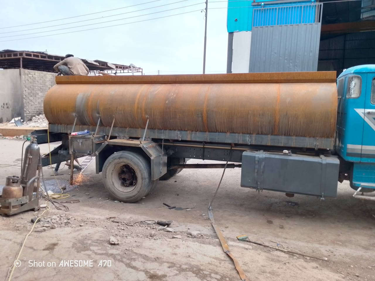 السلام عليكم من رخصه صاحب الكروب يوجد لدينا تانكيات الحموله 10الاف ومقطورات ماء مغلون السعه 6الاف  جاهز للبيع عنوان موصل وادي عكاب للاستفسار على هذا رقم ***********
