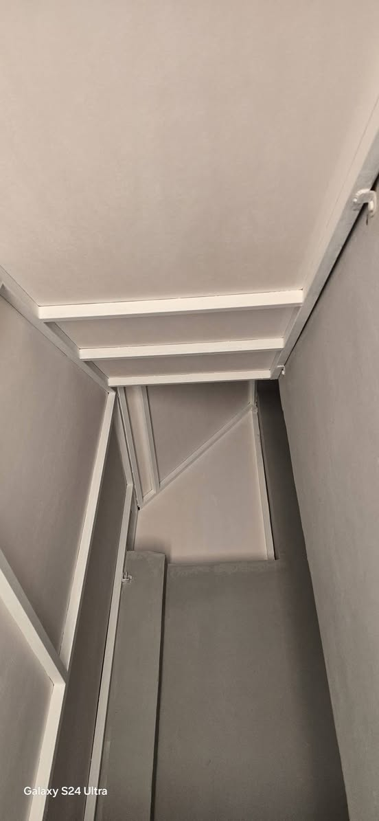 للايجار شقة 50متر في حي الجامعه مقابل مدرسة الرفاه الابتدائية
المكان :النجف الاشرف
حي : الجامعة - مقابل مدرسة الرفاه الابتدائية ركن 
رقم التواصل صاحب العقار: ***********
المحتويات: صالة تتضمن مطبخ وصحيات وغرفة 
طابق ثاني
البناء جديد غير مسكون مسبقاً
سعر الايجار 275 الف شامل الكهرباء والماء 
كامل الخدمات موجوده انترنيت وطني 
قريبه جدا ع قصر الثقافه 
خلف موقع المرور
