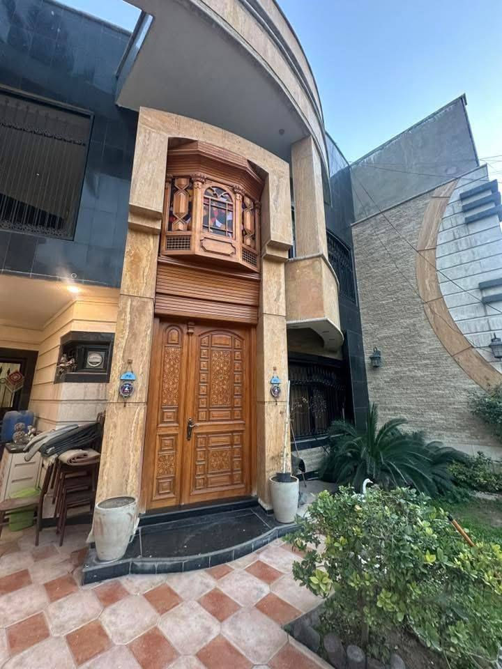 السلام عليكم حي البنوك
موقع مميز المساحه 250 الواجهه 10النزال 25
4غرف نوم صاله هول حولي  درجه اولى مفروز سند مستقل
شارع 15 متر رصيف 4متر
للاستفسار الاتصال    مكتب محجوب للعقار
***********
