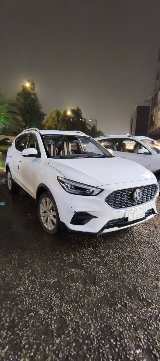 السلام عليكم 
‏‏  MG zs  2024 لون ابيض رقم بغداد
 بصمة عدد 2 
 ماشية ٢٦ الف كيلو فقط 
‏‏وهاي بعض مواصفات السيارة:
منظومة غاز جديدة زافولي الايطالي
المنظومة اقتصادية جدا جدا وناعمة و ماكو دونز نهائياً لان الغاز معروف مميزاته شنو والاوكتان شنو.
‏‏- حجم المحرك  1.5
‏‏-  التشغيل عن طريق بصمة 
‏‏   ‏-  AIRBAG ايرباگ عدد 2
‏‏- لايت زينون + LED 
‏‏- بك لايت LED
‏‏- قبضات ابواب المنيوم  
‏‏- مقود جلد حياكة
‏‏- مقود D رياضي 
‏‏- مثبت سرعة 
‏‏-شاشة كبيرة تدعم نظام اندرويد اوتو
‏‏- حساسات خلفية 
‏‏- تبريد لمس من الشاشة 
‏‏- قطعتين تبريد
‏‏- هاند بريك بصمة 
‏‏- نظام نزول منحدرات 
‏‏- نظام مانع تزحلق 
‏‏- انظمة اخرى مااعرفها
‏‏- نظام مراقبة البطارية و ضغط الهواء في الاطارات.
- اكتشاف الاعطال وإظهارها على العداد.
السيارة خير من الله ومابيها نقص برغي
بيها مكانات بارد فقط وتكحيل بسبب دحچة 
مكفولة من الصبغ
‏‏السعر ١٢٠ ورقة، مكاني كربلاء البوبيات
  وربي يوفق الجميع واسف للاطالة
*********** حسنين قيصر 
ملاحظه اي واحد يضيف منظومة غاز لسيارة MG ومحافظ على جدول صيانته وتبديلاته عند الشركة يبقه بالضمان لمدة 6سنوات ماعدى الگير والمحرك

