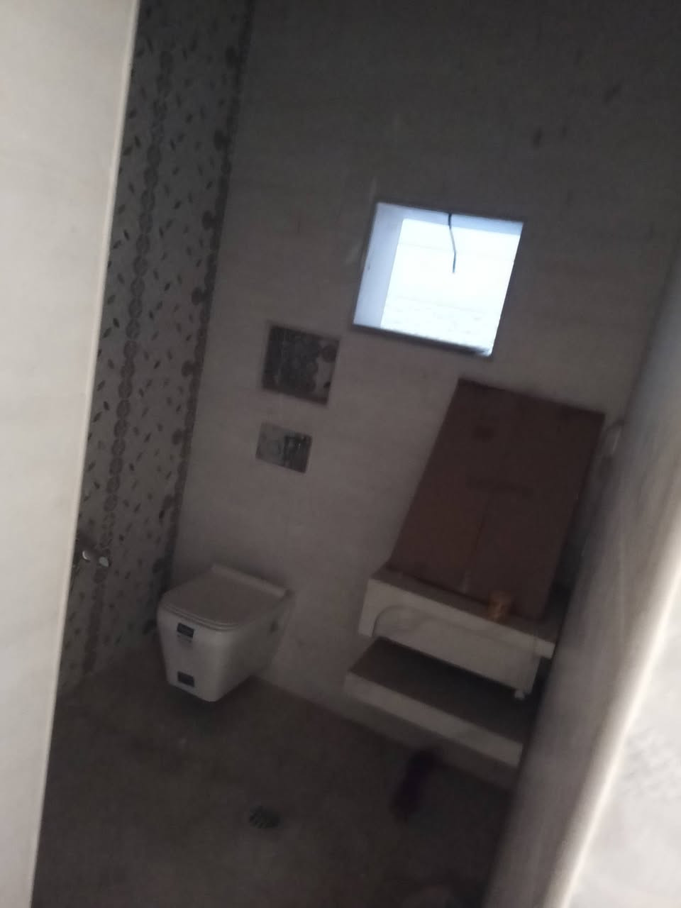 السلام عليكم بيت بناء حديث 100 متر مقاطعة 2/9  البيت متروك مامسكون بي احد البيت بي نقص باب و هوائية حمامات عدد 3 ومحجر درج بس هذا النقص توجد مع البيت تانكي ماء عدد 2 وكيزر وماطور ماء هدية البيت 
*********** هذا رقم لي يحب شوف البيت
