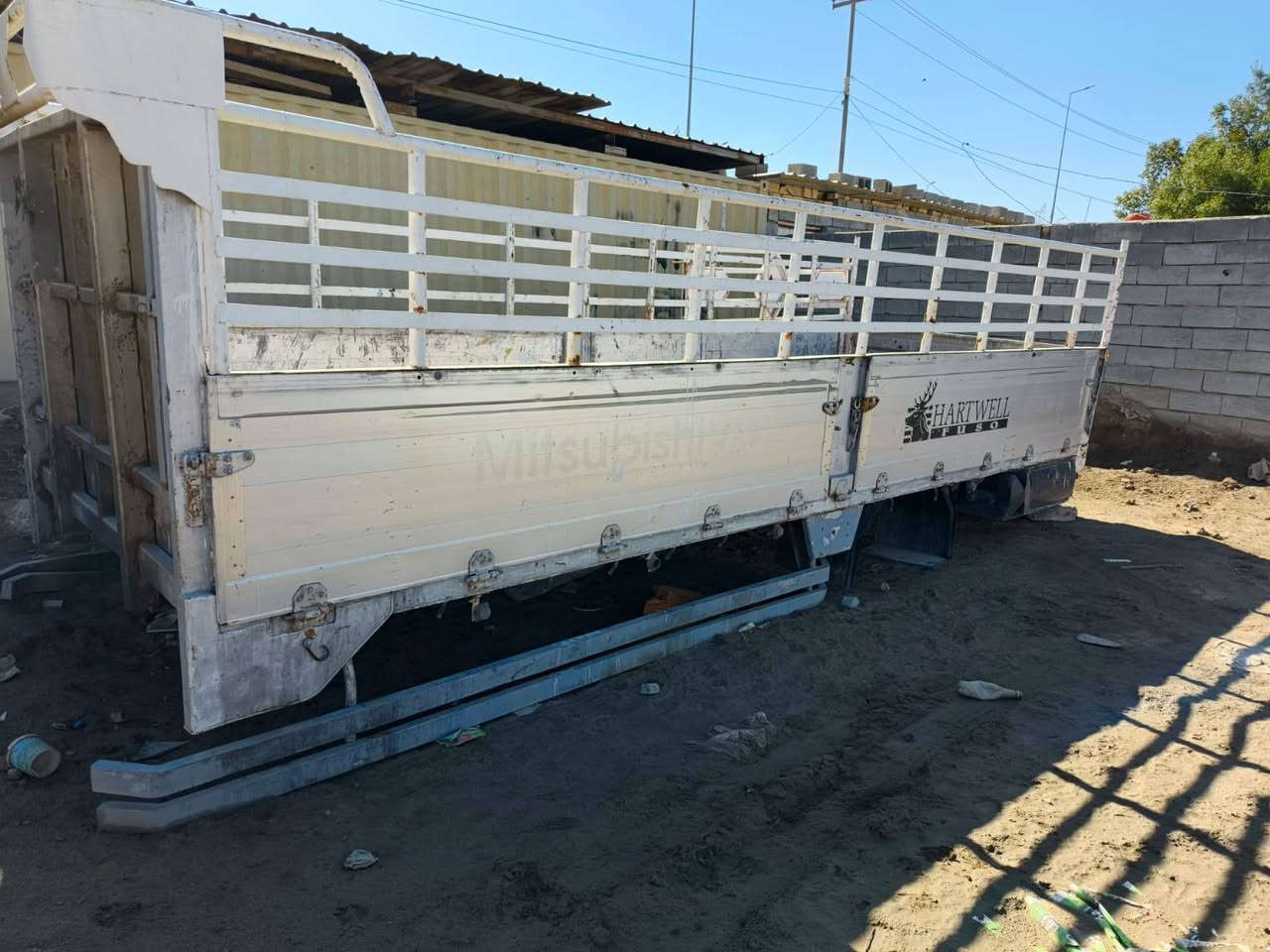 السلام عليكم بدي للبيع طول 6 وربع قواطع حديد صفاح 70 السعر 15 وبي مجال مكاني الديوانيه للاستفسار اتصل *********** ابو منتظر
