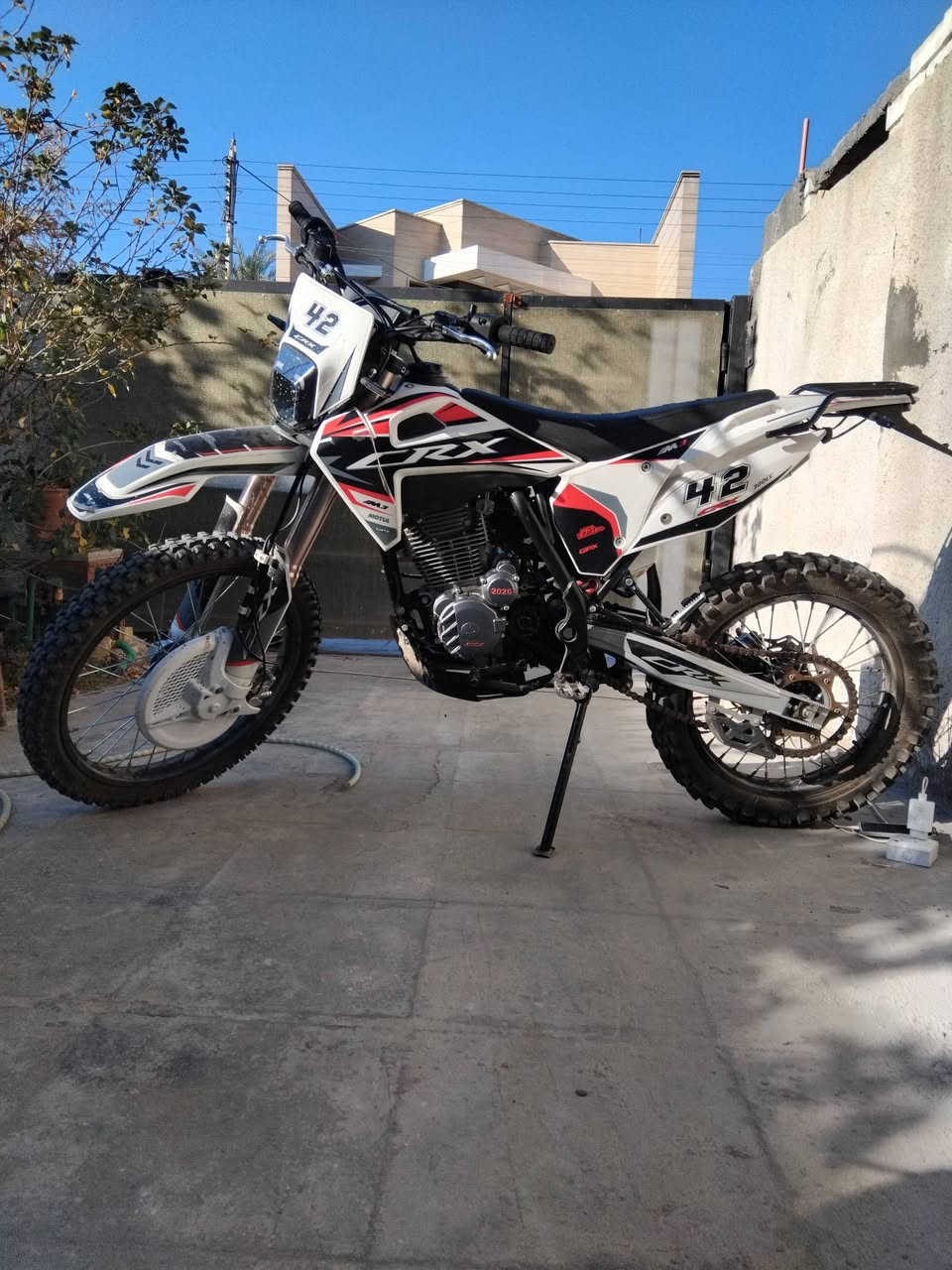 سلام عليكم اخوان دراجة قفاز للبيع مكان بغداد حي الجهاد او عامرية موديل ٢٠٢٦ محرك ٣٠٠cc كفاله عامه من ناحية الكهرباء و المحرك و كشر السعر ١٦٥٠ وييها مجال تعال تدلل ما رجعك رقمي *********** وتساب رصيد موجود
