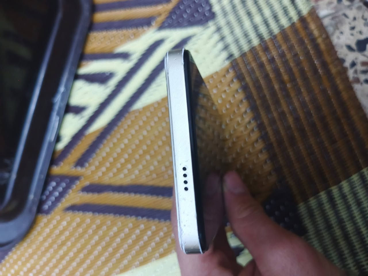 السلام عليكم موبايل للبيع مستعمل بي اشوي خدش من الجانب مثل ما موضح بلصوره شراي اتصل ع الرقم ***********
