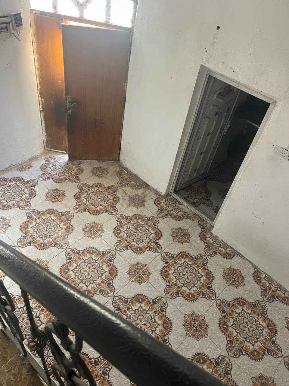 🏡 للبيع بيت طابقين في أبو الخصيب – عويسيان 
📍 الموقع: قرب علوة الكوفة
🔹 المساحة: 90 متر
🔹 البيت ركن
🔹 الطابو: زراعي باسم عراقي
✨ يحتوي على: ▪️ غرفتين نوم
▪️ صالة
▪️ مطبخ
▪️ صحيات
▪️ استقبال
💰 السعر: 55 مليون وبيه مجال قليل
📞 للاستفسار: ***********
