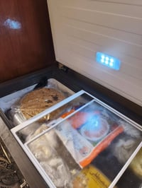 ثلاجة هايسنس 10 قدم نظيفه كلش مصار اشهر من اخذتها السعر ٢٥٠ وبيها مجال...