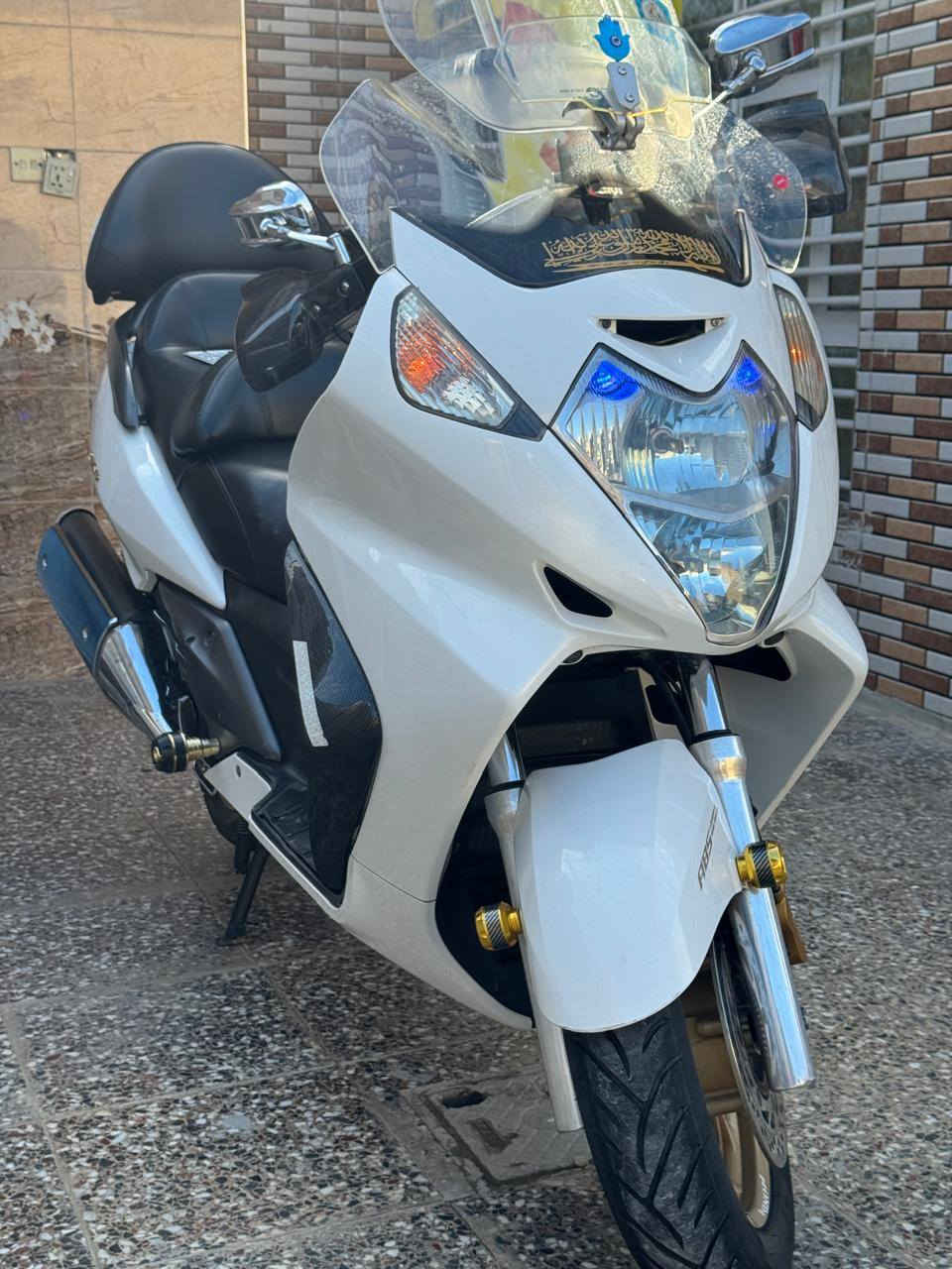 سلام عليكم
Honda silver wing 600 cc
هوندا سلفر ونج 600cc 🤍🧿
للبيع دراجة فول و مكفول كفاله عامه رقم وسنوية بغداد انكليزي بسمي شرط التحويل ثاني يوم (هزه جديده)
فول مواصفات رقم واحد ماتجي وماكو اختها دراجة مميزة 
 1-اوفر 
2- شاشه زركه 
3- علايم ذهبية 
4 - مازدة كرستال 
5- سكيورتي 
6- فجوج ذهبية 
7- دشبول نفخ 
8- ويل ذهبي 
9- تدفئ يدات 
10- مانع انزلاق (abs)
عليها اضافات كلهن اصلي وماركة 
1-لايت زنون 
2- جنطه مثلثة 
3- جامه قطعتين 
4 -مصدات هوة 
5- مري نيكل 
6- زعانف  
7- سلايدرات حمايه 
8-اشاير كلهن لد
9-زوج تايرات ياباني اصلي
شراي يتفضل خاص دراجة ماكو بنضافتها وجمالها ومواصفاتها مكاني بغداد فلكة المدائن 
هاتف.  ***********
