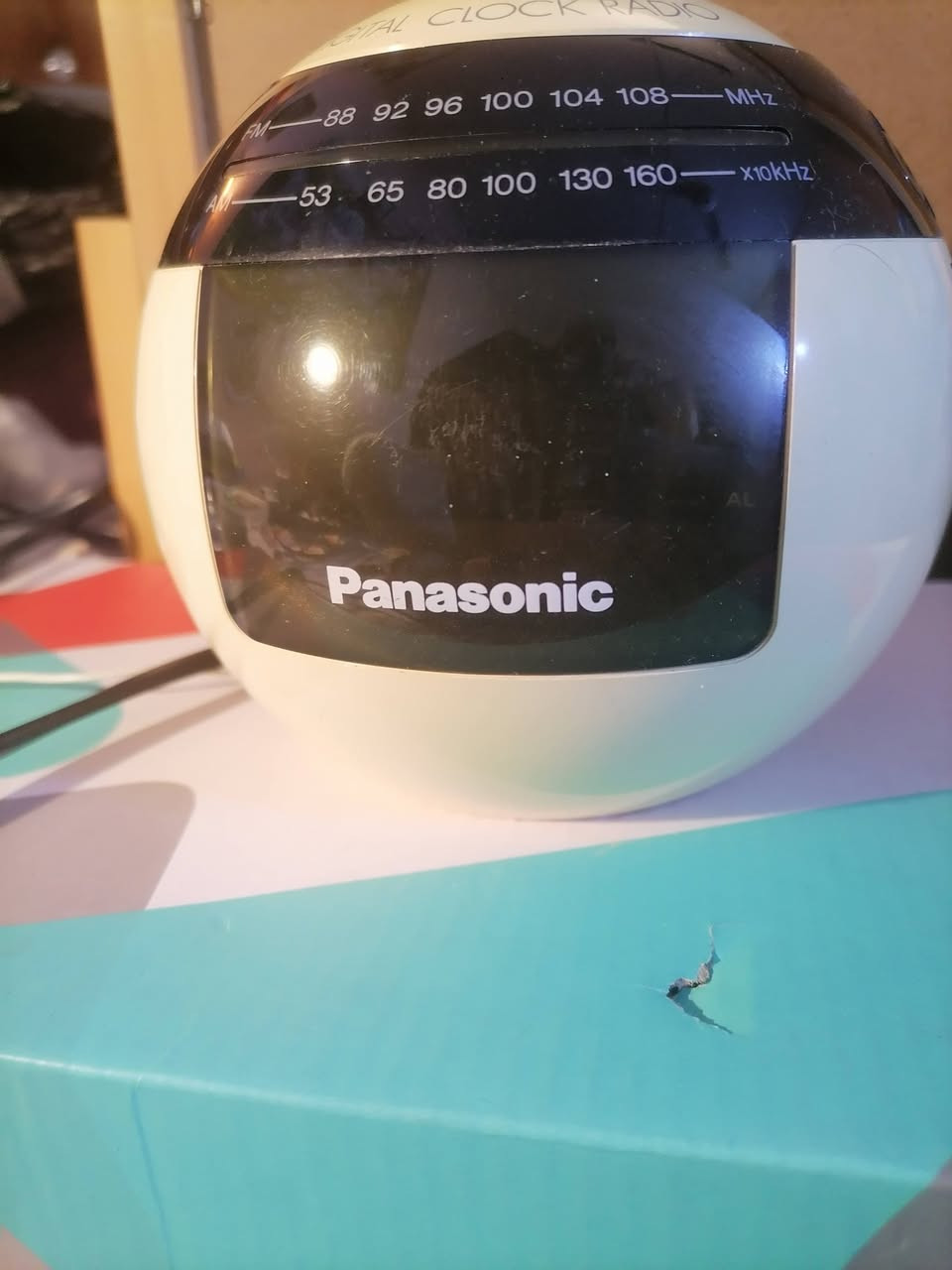 هذا الجهاز هو راديو وساعة منبه كلاسيكية من إنتاج شركة Panasonic، ويحمل الموديل الشهير Panasonic RC-70. تميز هذا الموديل بتصميمه الكروي المستوحى من العصر الفضائي (Space Age Design) والذي انتشر في فترة السبعينيات والثمانينيات.أبرز مواصفات وميزات الجهاز:التصميم المبتكر: يأتي بهيكل كروي يشبه الكرة ويحتوي على زر دائري كبير علوي مخصص لخاصية الغفوة وإلغاء المنبه (Doze / Sleep Cancel).موجات الراديو: يدعم نطاقي بث الراديو AM و FM مع مؤشر تردد دائري مدمج في الواجهة الأمامية.الشاشة الرقمية: يحتوي في واجهته على شاشة رقمية LED مدمجة لعرض الوقت.التشغيل: يعمل عبر التوصيل


**إذا كنت صاحب هذا الإعلان وتريد حذفه لأي سبب، رجاءا أرسل رسالة إلى الدعم الفني**