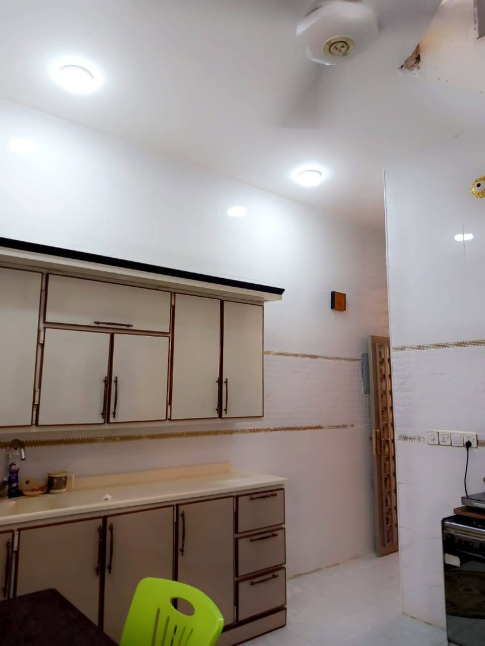 دار للبيع بالنداء شارع مجمع بيتي منطقة 52 قرب جامع الاحسان طابق ونص مساحة البيت 100 متر يباع نقد او المبادرة سعر 95 مع المجال رقم الهاتف واتساب ***********
