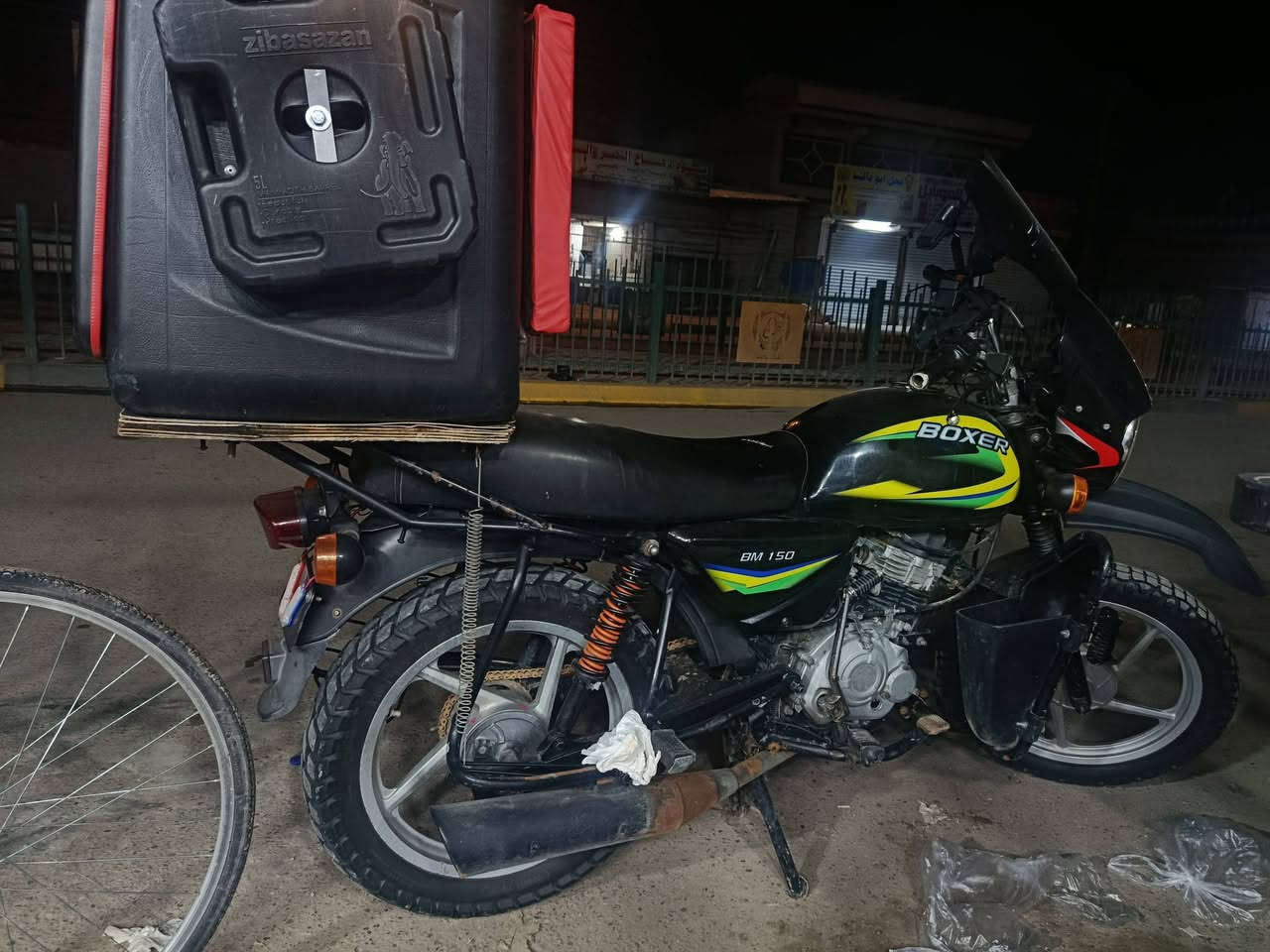 للبيع دراجه بوكسر دراجه اول واحد يجيني أبيعها كلشي بيها بلادي نضيفه ورزنه بالعافيه على الياخذها اوراق كامله بوجهك للترقيم سعر 750 للاستفسار الاتصال على الرقم *********** أو مراسله خاص
