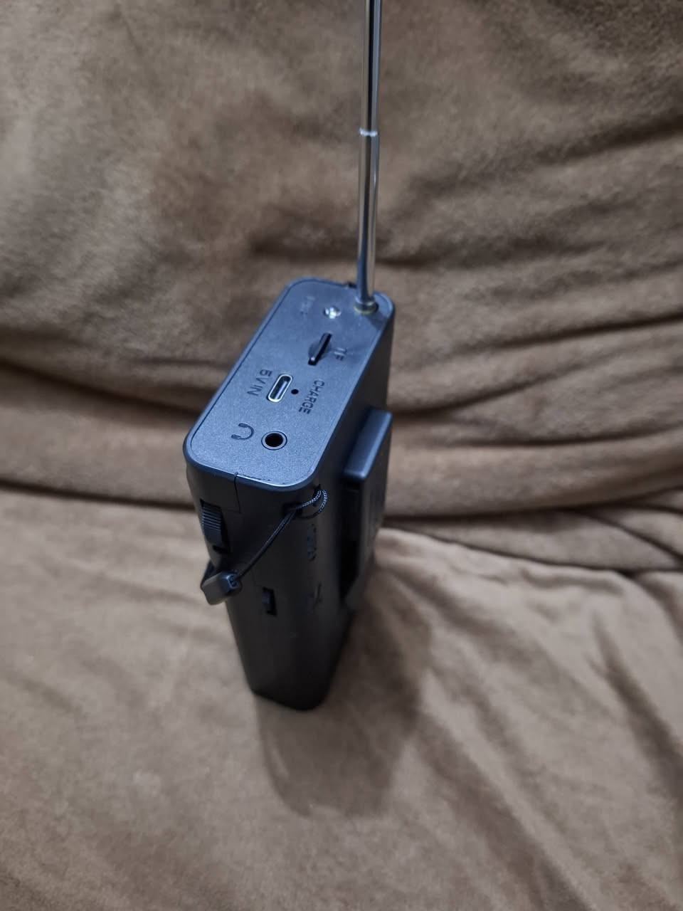 السلام عليكم للبيع راديو صغير جيبي جديد بالكارتونه يشتغل موجتين AM,FM شحن تايبسي وبيه مصباح ويشتغل رام ايضا السعر ١٠ الف الاتصال *********** 
***********
